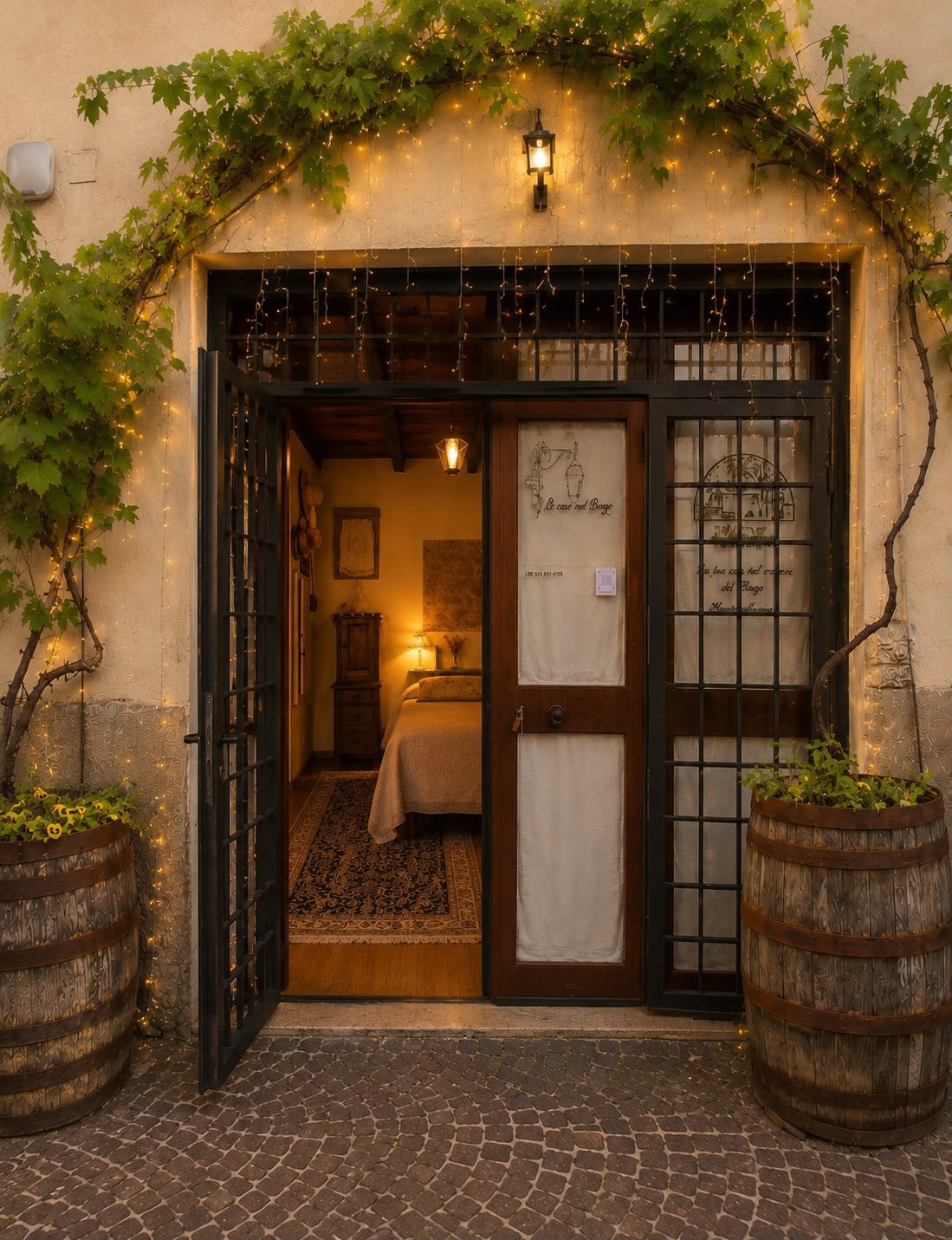 Ingresso della casetta nel borgo con luci e vite