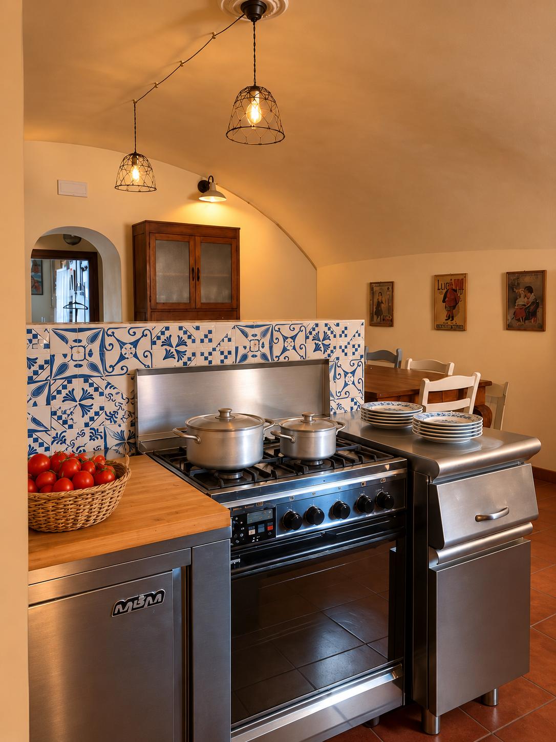 Cucina della casetta con volta a botte e piastrelle decorate