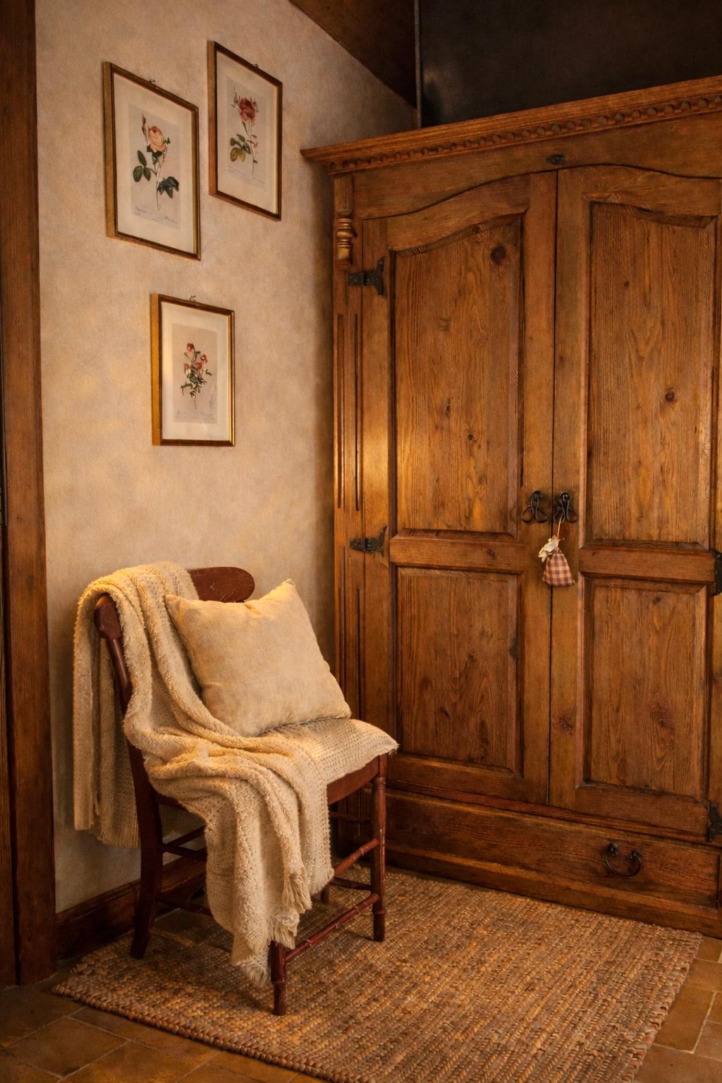 Angolo con armadio in legno, sedia e stampe di rose