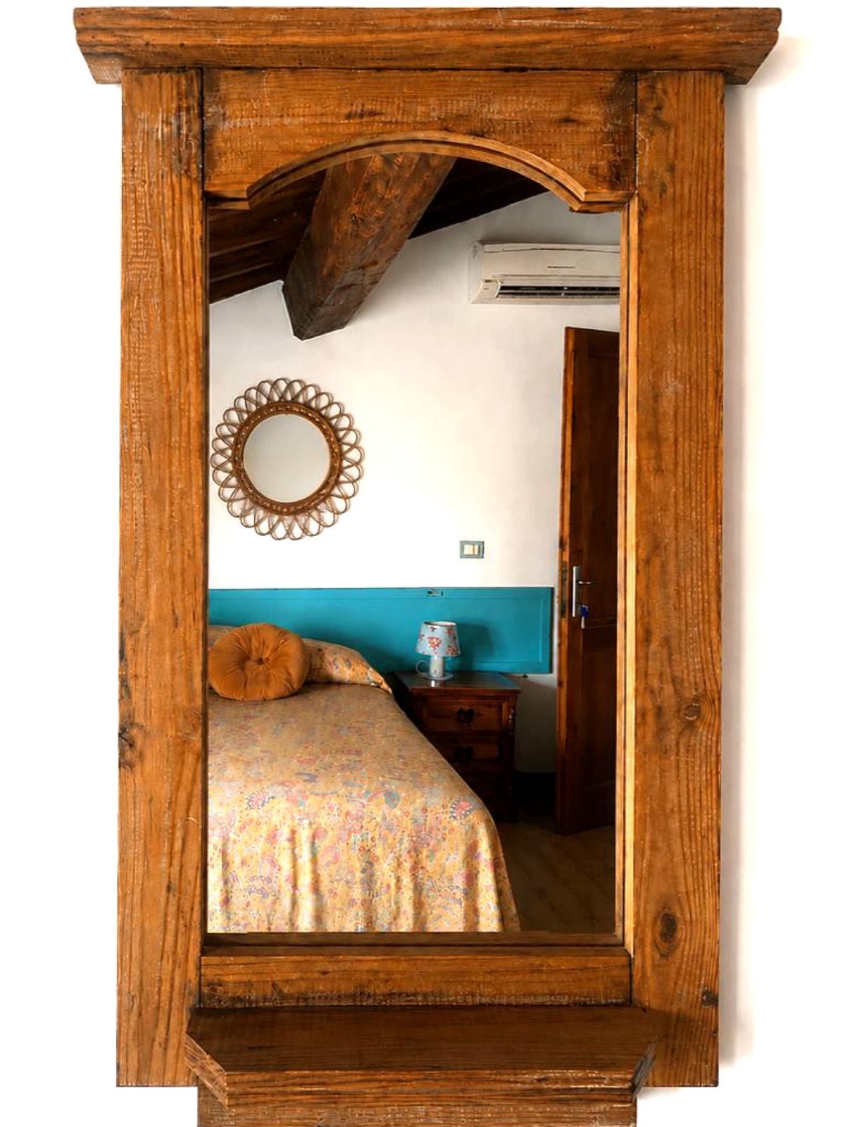 Specchio in legno massello che riflette la Camera Edera
