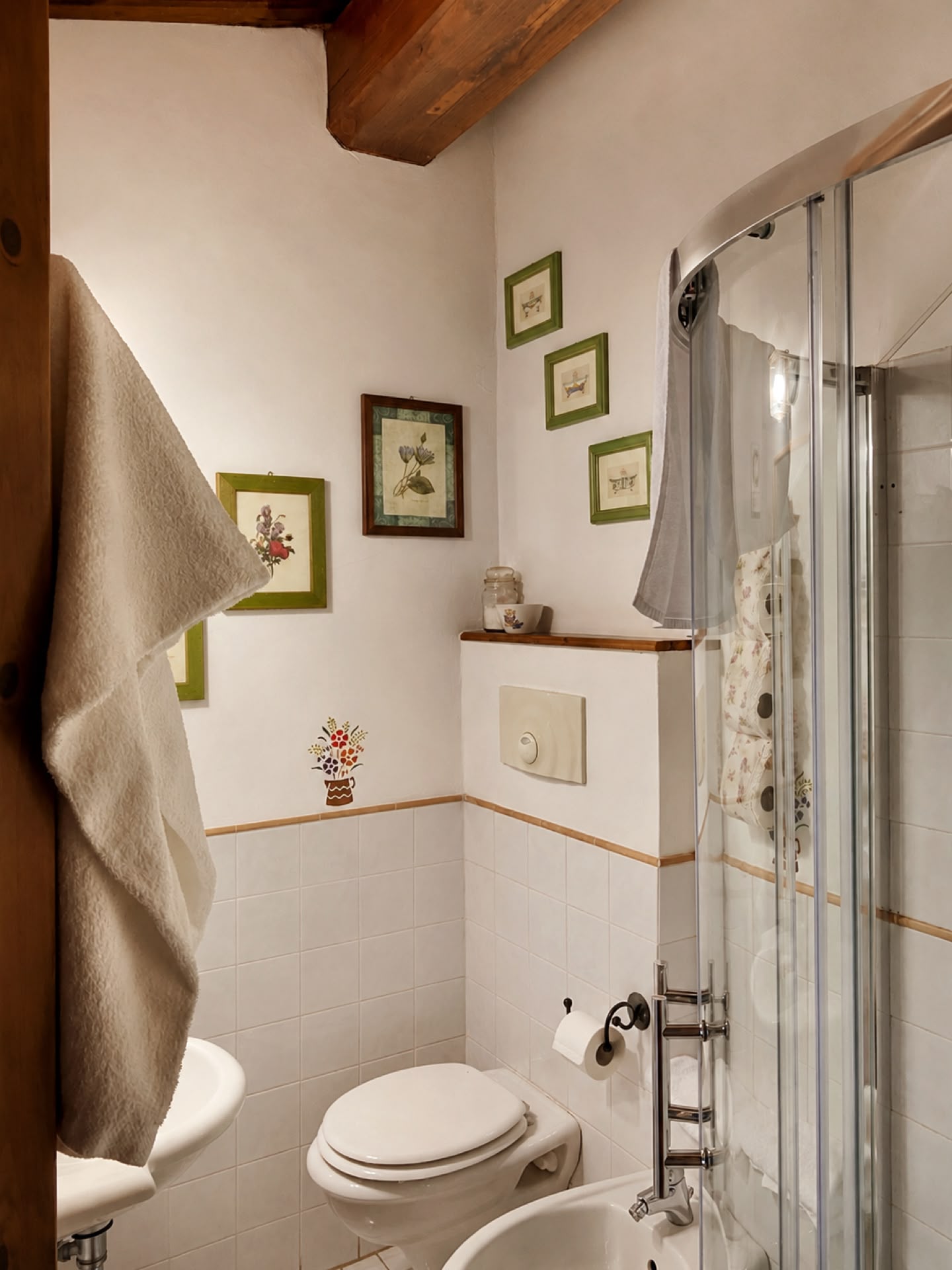 Bagno della Camera Edera con doccia, sanitari e travi a vista